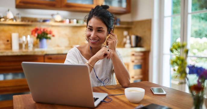 Frau telefoniert am PC