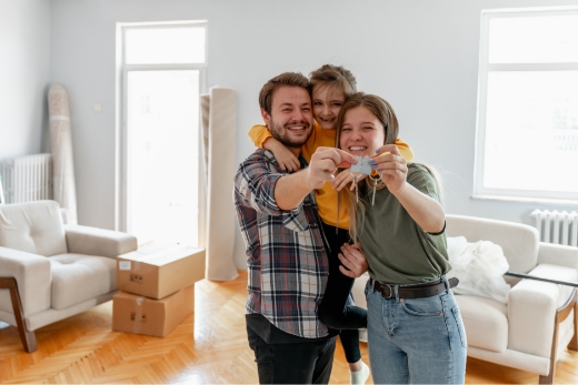 Glückliches Paar, das das erste Haus zusammen kauft